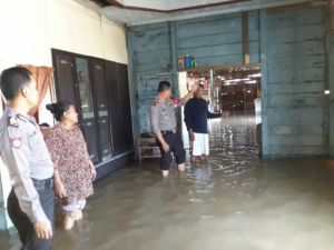 Banjir Rendam Pemukiman Warga, Kepolisian Tanjabtim Langsung Turun Ke Lokasi