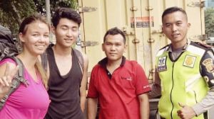 Dua Bule Kehabisan Ongkos Dititip Polisi Naik Truk