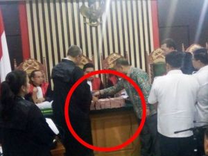 JPU KPK Tunjukkan BB Rp1,7 M di Depan Majelis Hakim dalam Sidang OTT