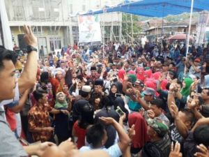 Disambut Hangat, Zainal Abidin Diarak Masyarakat Keliling Kampung di Pulau Tengah