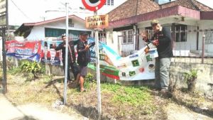 Warga Pujakesuma Sisir dan Perbaiki Spanduk Fasha-Maulana yang Rusak