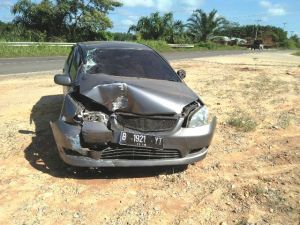 Hindari Motor,  Sedan Tabrak Truk Parkir di Jujuhan