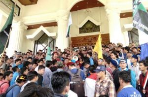 VIDEO : Aksi Pergub Batu Bara, Mahasiswa Minta Hadirkan Gubernur