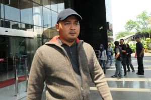 FOTO: Kenakan Jaket Berwarna Abu-Abu,  Ketua DPRD Tebo Keluar dari Gedung KPK