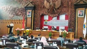 Zola Hadir Langsung di Paripurna DPRD Provinsi  Jawab Pandangan Umum Fraksi Terhadap LKPJ Gubernur