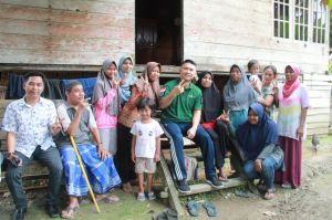 Jenguk Warganya yang Sakit, Begini Keakraban Fasha Bersama Masyarakat