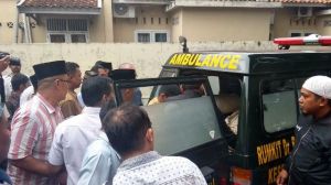 Keluarga dan Kerabat Sambut Jenazah Zoerman manap saat Tiba di Ruma Duka   