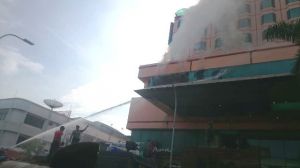 Selain Mobil Damkar, Ada Water Canon dan PDAM Bantu Padamkan Api di Novita      