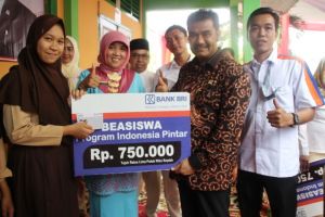 Komitmen SAH Untuk Pendidikan, Rela Keluar Masuk Desa Serahkan Beasiswa   