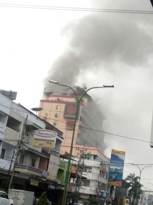 BREAKING NEWS: Kebakaran di Novita, Bangunan Atas Keluarkan Asap Hitam