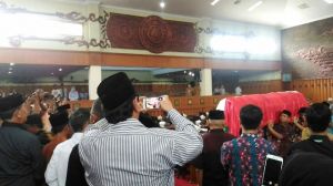 Ketua DPRD Provinsi Jambi Lepas Jenazah Zoerman Manap di Ruang Paripurna