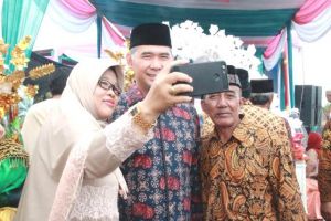 Magnet Fasha Sampai ke Tanjab Barat, Warga Rela Antri untuk Berselfie Ria   