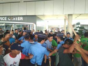 Heboh, Terjadi Bentrok Antara Taxi Online dengan Angkutan di Bandara Sultan Thaha Saifuddin Jambi