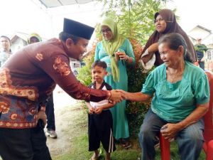Merasa Terbantu, Warga Di Kelurahan Ini  Datangi Pengobatan Gratis dr Maulana