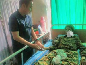 Baca Pesan di FB soal Penderita Tumor, Ketua DPRD Sungaipenuh Langsung Jenguk ke Rumah Sakit