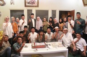 Ultah ke 50, Fasha Dapat Kejutan Ulang Tahun  dari Tim Fasha Center Tengah Malam