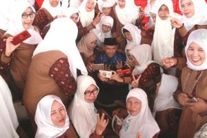 Ibu-ibu Majelis Taklim Pun Rebutan Foto dengan Fasha, Nih Buktinya