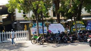 Kondisi 3 Gereja Sehari Pasca Ledakan: Bekas Kerusakan Sudah Dibersihkan, Polisi  Masih Berjaga