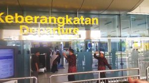 Fasha-Maulana dan Istri Umroh Bersama