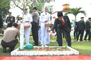 Usai Pimpin Apel Harkitnas, Fachrori Umar Lakukan Ini di Makam Pahlawan