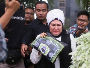 Harmina Yang Diperiksa KPK Hari Ini Ternyata Ibunda Zola, Saat Ditanya Media Langsung Menangis
