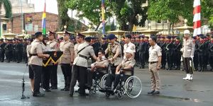Kapolri Beri Kenaikan Pangkat Kepada 2 Polisi Korban Penyerangan Polsek Muaro Sebo