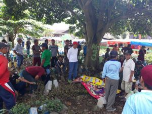 Bersama Warga Pulau Tengah, Zainal Abidin Goro Bersihkan Pemakaman 