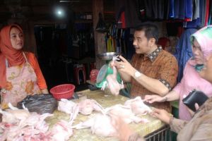 SAH Berkunjung ke Pasar Keluarga, Dari Pantau Harga Pangan Hingga Jadi Objek Selfie Warga   