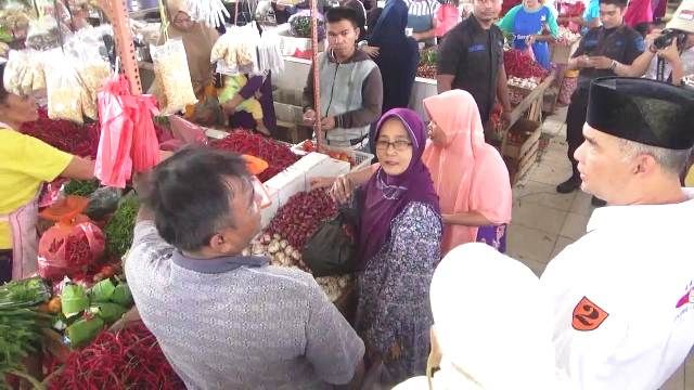 Fasha saat berada di Pasar Rakyat Aurduri