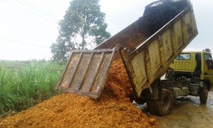 Jalan Lintas Jambi Suakandis Rusak Parah, PT BBS Kucurkan Bantuan Material Untuk Perbaikan