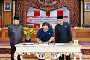 Fachrori dan DPRD Provinsi Jambi Tandatangani Rancangan Awal Perubahan RPJMD