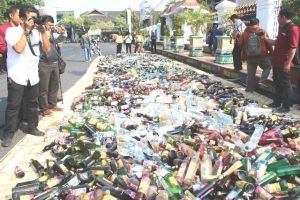 5000 Botol Miras Dimusnahkan Dalam Apel Gelar Pasukan Operasi ketupat Candi 2018      