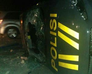 BREAKING NEWS : 1 Unit Mobil Pospam dan Anggota Polsek Mandiangin Diamuk Massa