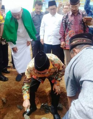 Wako AJB Letakkan Batu Pertama Islamic Boarding School Al Kahfi di Belui Tinggi