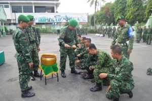 Tradisi Siraman Air Kembang Oleh Dandim Pati Kepada Anggota Baru