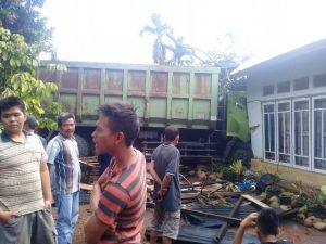 Hilang Kendali, Truk Hantam Rumah Ermida di Tanah Tumbuh