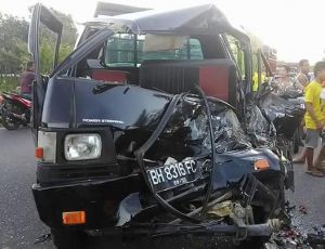 Supir Mobil L 300 Tabrak Truk Pengangkut Buah Sawit Dari Belakang