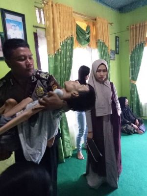 Anggota Polda Jambi Ini  Bantu Anak yang Terbaring Sakit untuk Mendapatkan Perawatan Medis