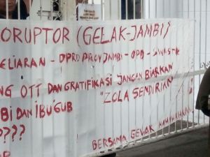 Lakukan Aksi Didepan Kejati, Gelak Jambi: Jangan Biarkan Zola Sendirian, Tangkap Koruptor 