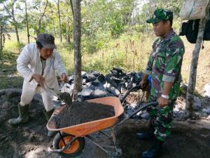 TNI bersama Warga Laksanakan Pengerasan Jalan