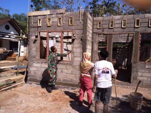 Rumahnya Dibedah TNI, Satu Keluarga Bersatu