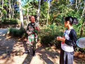 Di Waktu Sengang Angota TMMD Bermain Bulutangkis Dengan Gadis Desa Bonomerto   