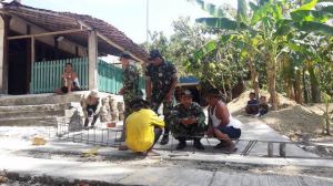 Gotong Royong membuat Rangka Besi  untuk Kokohnya  RTLH   