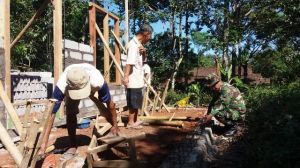 Bedah Rumah Mbah Waluyo Bersama Tim Tentara Manunggal Membangun Desa