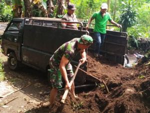 Warga dan Anggota Satgas Saling Bahu Membahu Untuk Suksesnya TMMD