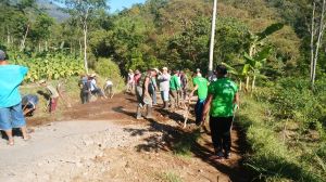 Satgas TMMD Bahu Membahu Bersihkan Jalan