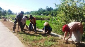 Warga Masyarakat Bersama Satgas TMMD Bergotong Royong Membersihkan Jalan