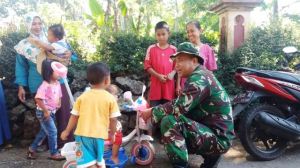 Kedekatan TNI Dengan Warga Dan Balita