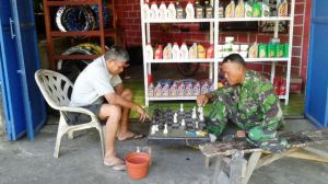 Asyiknya Istirahat Siang Dengan Bermain Catur