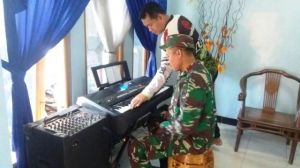 Bermain Alat Musik Organ Di Rumah Warga